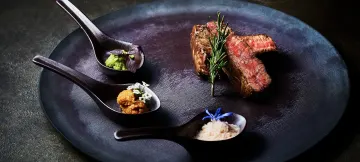 旬の美食に舌鼓〜四季折々の厳選食材を贅沢に堪能する鉄板焼きディナー | 【赤坂の大人の隠れ家×アニバーサリーディナープラン】五感を刺激する感動の美食体験★旬の厳選食材を贅沢に味わう鉄板焼コース全9品＋乾杯用シャンパン＋メッセージを添えたデザートプレート〜モダンラグジュアリーな非日常空間でとっておきの記念日ディナー