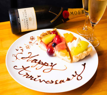 特別な日を演出する、想いを届けるデザートプレート | 【個室選択可／アニバーサリープラン 】2種の焼肉プレートや海鮮を含むコース+メッセージ付きデザートプレート★広島の溶岩プレートで楽しむ本格焼肉で大切な方との贅沢ディナー
