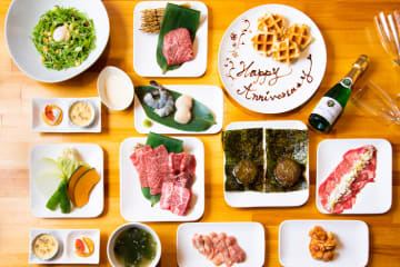 記念日にふさわしい、溶岩焼きで味わう贅沢焼肉フルコース | 【個室選択可／アニバーサリープラン 】2種の焼肉プレートや海鮮を含むコース+メッセージ付きデザートプレート★広島の溶岩プレートで楽しむ本格焼肉で大切な方との贅沢ディナー