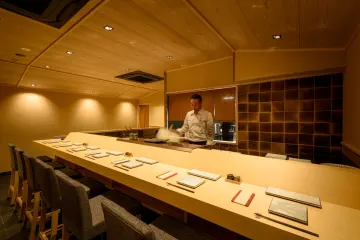 旬を彩る、本コースで贅沢な記念日を | 最大4名【カウンター確約×お祝いディナープラン】銀座の隠れ家で祝う特別な夜★四季折々の日本料理と近火強火で焼き上げた極上焼鳥を使用した贅沢コース＋乾杯スパークリングワイン★銀座エリアで過ごす大人のお祝い