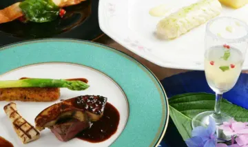 贅を尽くした豪華フレンチコース | 【アニバーサリーランチプラン】フォアグラや特選牛フィレなどを含む豪華フレンチ全8品＋乾杯ドリンク＋アニバーサリーホールケーキ＋バラ1輪付き★花と緑に囲まれた一軒家で特別なひとときを★