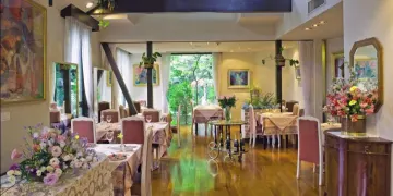 異国情緒あふれる一軒家レストランで、心温まるひとときを | 【アニバーサリーランチプラン】フォアグラや特選牛フィレなどを含む豪華フレンチ全8品＋乾杯ドリンク＋アニバーサリーホールケーキ＋バラ1輪付き★花と緑に囲まれた一軒家で特別なひとときを★