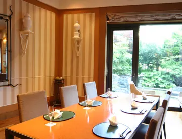 ご家族だけのプライベート空間で賑やかなひとときを | 【半個室確約 お食い初めプラン】伝統と技の調和が生む【旬会席】＋乾杯ドリンク+お祝い小鯛とお食い初め膳+歯固めの石付き★ホテル ザ・マンハッタンでお子様の健やかな成長をお祝い