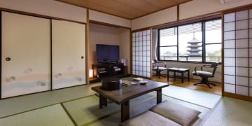 八坂の塔を望むことのできる完全個室でご家族だけの特別なひとときを | 【個室確約 結納・顔合わせランチ】京の四季を味わう「華懐石プラン」完全個室で新たな門出をお祝い