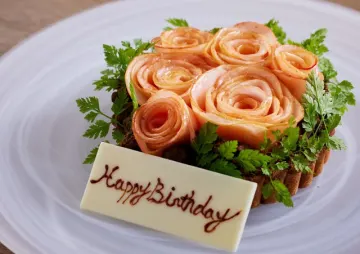 心躍る記念日を演出 — 華やかなアニバーサリータルトで特別なサプライズを | 【伊×和のアニバーサリープラン】目黒川の絶景と共に、最高級和牛と感動のアニバーサリータルトで特別なサプライズを演出！~恵比寿・代官山・中目黒エリアで心に残る結婚記念日・誕生日・デートを~