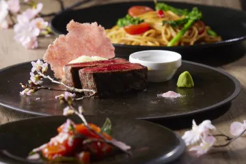 厳選された食材で贅沢に楽しむイノベーティブなコース料理 | 【伊×和のアニバーサリープラン】目黒川の絶景と共に、最高級和牛と感動のアニバーサリータルトで特別なサプライズを演出！~恵比寿・代官山・中目黒エリアで心に残る結婚記念日・誕生日・デートを~