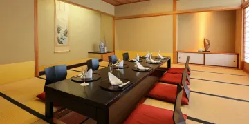 落ち着きのある和の空間、掘り炬燵式の個室 | 最大10名【個室確約 / 結納・お顔合わせプラン】彩り豊かな季節の会席コース★飲み放題選択可★竹芝駅から徒歩1分！両家をつなぐひとときをベイサイドホテル アジュール竹芝で