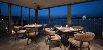 富士山と江ノ島が彩る、奇跡のような窓際のひととき | 2名様限定！【江の島×オーシャンビュー×窓際席確約×アニバーサリーディナー】鎌倉野菜と地魚が織りなす至高のフレンチコース全9品★乾杯スパークリング×アニバーサリープレートつき★湘南の風と波音に包まれながらサンセットとともに美しいひとときを