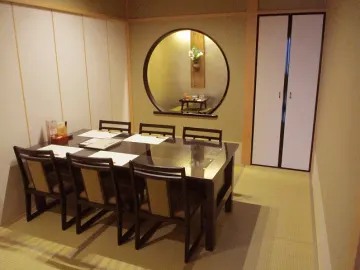 上質な和個室で和やかなご両家のひとときを | 【最大30名様 個室確約×結納･お顔合わせプラン】出来たて湯葉と旬の味覚を楽しむお祝い懐石～寿～★和情緒あふれる個室でご両家の新たな門出を祝福★梅田駅至近