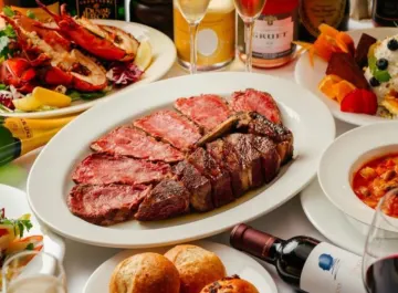 思わず笑みがこぼれる熟成ステーキに舌鼓 | 5名～14名様【平日限定★個室確約×顔合わせランチ】サーロインステーキ200gを含む豪華コース＋乾杯シャンパンで祝福★NY発の伝統のステーキを六本木で堪能★とっておきの顔合わせのひとときを