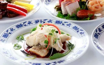 豪華食材を使用した本格四川料理のフルコース | 【個室確約 アニバーサリー／顔合わせ】鮑とフカヒレスープ・四川ダックを含む豪華四川料理「善隣門」★乾杯ドリンク＋アニバーサリーケーキ★横浜中華街のホテルで祝福