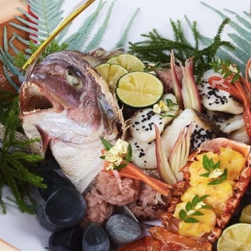 心尽くしの逸品に舌鼓★特別なひとときを華やかに彩る贅沢なお祝い会席 | 【5〜22名様 / 気品に満ちた和モダン個室確約★ご結納・ご両家お顔合わせランチプラン】選べる★飲み放題付コース〜料理長厳選・旬食材に舌鼓★お祝い会席＋卓上装花〜大阪駅徒歩3分・ホテルモントレ大阪