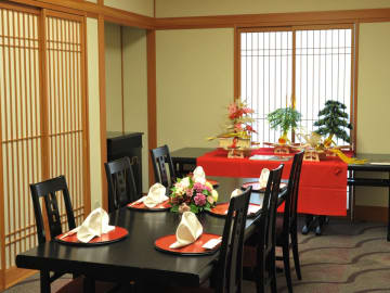 和情緒溢れるプライベート空間〜品格とぬくもりに満たされる至福の時間 | 【5〜22名様 / 気品に満ちた和モダン個室確約★ご結納・ご両家お顔合わせランチプラン】選べる★飲み放題付コース〜料理長厳選・旬食材に舌鼓★お祝い会席＋卓上装花〜大阪駅徒歩3分・ホテルモントレ大阪