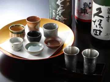 お料理との相性を楽しむ上質な時間★お祝いの席に欠かせない飲み放題付きコースもご用意 | 【5〜22名様 / 気品に満ちた和モダン個室確約★ご結納・ご両家お顔合わせランチプラン】選べる★飲み放題付コース〜料理長厳選・旬食材に舌鼓★お祝い会席＋卓上装花〜大阪駅徒歩3分・ホテルモントレ大阪