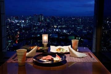 天空の絶景が演出する、忘れられないプロポーズの瞬間 | 【半個室確約×プロポーズプラン】池袋サンシャインの天空レストランで愛を誓う★豪華懐石9品×乾杯シャンパン＋メッセージプレート＋花束＆ワインボトル付き｜煌めく絶景とともに