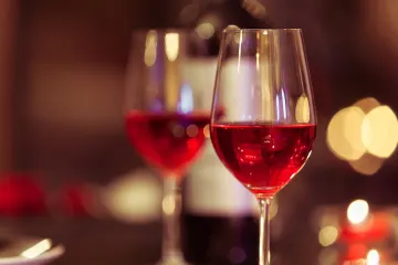 記念日ディナーの始まりを華やかに彩るシャンパンをプレゼント | 【アニバーサリープラン】彩り豊かな旬食材で仕上げた本格中華ディナーコース＋乾杯シャンパン★靭公園隣接★