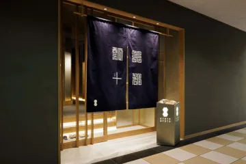 四季折々の美食を味わう、洗練された和空間  | 【個室あり×お食い初めプラン】京都で20年以上愛されてきた出汁しゃぶ会席「百福」＋別途料金でお食い初め膳追加可能★JR品川駅直結の好立地★