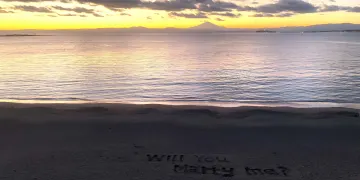 最上級にロマンティックなこだわりのロケーション | 【装飾チャペルor葉山の砂浜でプロポーズ 】プランナーによる全面サポート！国産牛含むミシュラン星付きフレンチディナー+乾杯ドリンク+記念撮影付き★