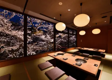 大人のデートにぴったりな京都の風情漂う上質な店内 | 【半個室選択可 アニバーサリーディナー】贅沢なお祝いを叶える厳選和牛の極みコース★2時間飲み放題★メッセージデザートプレート付き