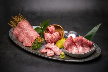 厳選和牛三昧の贅沢コースがお祝いの席をより一層華やかに | 【半個室選択可 アニバーサリーディナー】至福のひとときを贈る厳選和牛の贅沢お祝いコース★乾杯ドリンク★2時間飲み放題★メッセージデザートプレート付き