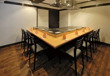 料理の工程をライブ感覚で楽しめる個室カウンター席 | 【個室確約×接待・会食ディナープラン】贅沢な6〜7品の鉄板焼きコース＋食前酒付き★浜松の日本料理専門店でビジネスの成功を後押しする美食を堪能