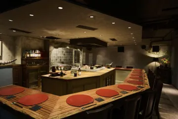 銀座の隠れ家で味わう上質なひととき | 【Anny限定アニバーサリープラン】銀座駅から徒歩3分★伊勢海老を豪華に食す全9品の堂コース＋メッセージ付きケーキプレート★囲炉裏の温もりに包まれる特別な時間