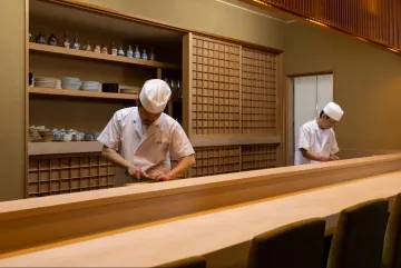 檜カウンターで堪能する心に響く板前割烹 | 【最大6名×お祝いプラン】季節感を感じる小皿料理を含めたお料理12〜14品を楽しむおまかせコース★祇園の風情と共に祝う特別な日