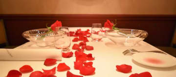 ラグジュアリーな店内で過ごすクリスマスのひととき | 【個室確約 / クリスマスランチプラン】Menu Noel 2025 キャビアやトリュフ、希少和牛フィレ等高級食材をご堪能いただけるクリスマスコース＋テーブルをバラの花びらで華やかに彩る “テーブルデコレーション“ ＋お土産付き★銀座の上質空間で過ごす、大切な人との特別なクリスマス