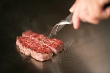 贅沢食材が目白押しの特別なディナーコース | 【Anny限定 アニバーサリー/プロポーズプラン】旬の味覚を味わう鉄板焼フルコース～ルイガンズコース～+乾杯ドリンク＋デザートプレート＋プランナーによる徹底サポート付き★チャペルプロポーズやバラの花束オプションあり★リゾートステーキハウスで贅沢なひととき