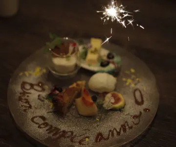 メッセージ付きデザートプレートでの感動的なサプライズ | 【最大15名様＋お祝いディナープラン】有機野菜の恵みイタリアン特別コース全7品★乾杯ドリンク＋メッセージ付きデザートプレート付き★心と体に優しい贅沢を高槻で