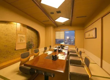 プライベート空間で会話弾む和やかなひとときを | 【個室確約 アニバーサリープラン】湯葉と豆腐の贅沢お祝い懐石～寿～★シルクのような湯葉料理と和の美食で特別なひとときを★本町駅・心斎橋駅より徒歩5分の好立地