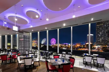 高さ3メートル超えの窓から夜景を満喫 | 【ホテル×アニバーサリープラン】仔羊のグリルなど洋食ディナー ～Le Portポール～＋乾杯ドリンク＋メッセージプレート★みなとみらいの夜景を堪能