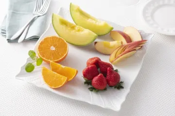 サプライズメッセージで感動的なアニバーサリーのお祝いを | 【京王プラザホテルで祝うアニバーサリープラン】本格信州蕎麦を含む絶品和食ランチ全9品 ｜花コース★フルーツ盛り合わせメッセージプレート付★