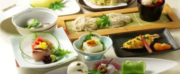 伝統と革新が味わえる彩り豊かな創作和食でお祝いを | 【京王プラザホテルで祝うアニバーサリープラン】本格信州蕎麦を含む絶品和食ランチ全9品 ｜花コース★フルーツ盛り合わせメッセージプレート付★