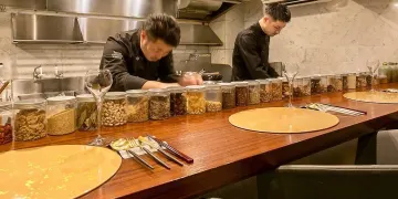 心華やぐ演出が叶う★乾杯ドリンク＆Anny限定オプションでサプライズ | 【個室有★3〜8名様 / 接待・会食プラン】美食にこだわるゲストの心を掴む至高の食体験★“神子STYLE”の創作中華料理コース＋乾杯ドリンク★新宿3丁目駅徒歩3分・大人の隠れ家で大切なゲストをおもてなし