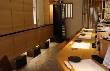 魅惑のカウンター席で堪能する旬の美味 | 【カウンター席限定×アニバーサリーディナープラン】絶品串揚げ×創作イタリアンのプレミアムコース★肥後橋で祝う贅沢なひとときを