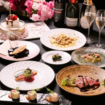 最高の瞬間を彩る、豪華特典付きプロポーズディナー | Anny限定【夜景×個室確約/2名様用プロポーズプラン】選べる豪華ディナーコース全2種＋乾杯ドリンク＋メッセージ付きホールケーキ＋記念写真付★個室で大阪の煌めく夜景をひとり占め★