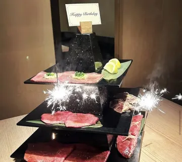 BGM＆花火が付いた肉タワーで叶うサプライズ演出　　 | 【個室確約×アニバーサリープラン】★ランチ・ライトコース★名物！花火＆BGM＆メッセージ付き山頂盛り肉タワーやバーガーなど全5品★個室焼肉店で過ごす特別な記念日★恵比寿駅から徒歩5分