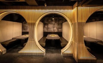 高級感ただよう完全個室で、笑顔あふれるお祝いのひとときを | 12月19日〜25日限定【個室確約／クリスマスプラン】厳選和牛に高級食材を使用した肉タワーコース～Xmas Tower Corse～＋乾杯グラスシャンパン「マム グラン コルドン」付き