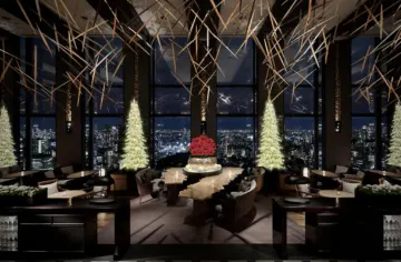 煌めく夜景を望む特等席★絶景と共に二人の時間を楽しむ特別なひととき | 【12月20日〜25日限定 / 地上130m・夜景を望む天空のクリスマスペアシート確約★クリスマスディナープラン】心ときめく至福の美食時間★パイ包み焼きや国産牛フィレ肉を堪能〜LOUNGE - Christmasコース＋食前酒“シャンドン・ガーデン・スピリッツ”〜品川駅徒歩2分・品川プリンスホテル最上階