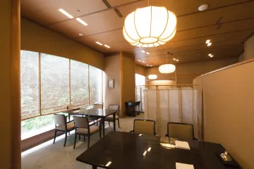 上質な和の設えとホテルならではの安心感 | Anny限定【7～14名 個室確約★ご両家お顔合わせランチプラン】旬を味わえる京料理★浦安ブライトンホテル東京ベイ内レストラン★洗練された和空間で祝うハレの日