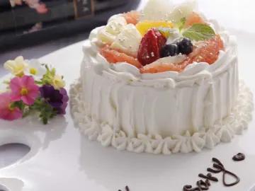 ホールケーキやスパークリングワインなど特別な夜を彩る特典満載 | 【個室確約 お誕生日・女子会プラン】リムジン周遊付き！青山の中心地で楽しむ全9品懐石フルコース★乾杯スパークリング＋メッセージ付きケーキ＋東京タワーと共に記念撮影★