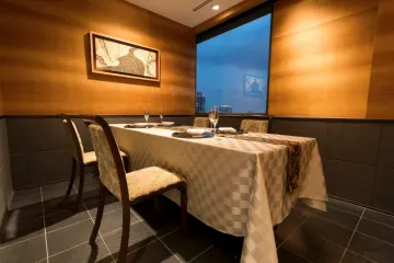 高層階の夜景個室で過ごす、贅沢なお祝いのひととき | 【Anny限定★リムジン周遊付きアニバーサリープラン】夜景個室で懐石ディナー＆アニバーサリーデザートを堪能した後はリムジンでドライブ！★スパークリングワイン＋東京タワーをバックに記念撮影★とっておきのアニバーサリーナイトに★