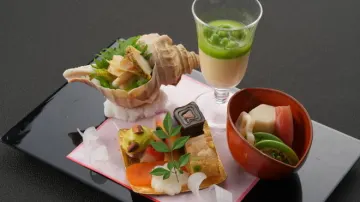 特別な日のお食事にぴったりの豪華懐石コース | 【個室確約 大人数のお祝いプラン】絶品懐石コース＋飲み放題付き★3時間利用可★映像機器使用無料★最大60名様可★地上220mの絶景の中で至福のお祝い体験を［懇親会・同窓会・暑気払いなどにおすすめ］