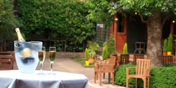 乾杯の瞬間から始まる、クリスマスの特別なひととき | 【Xmasランチ2025】葉山庵の豪華クリスマスフレンチ全3種＋乾杯スパークリングワイン★大宮のセントパルク教会に佇む冬光にきらめくオアシスで