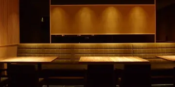 上品で落ち着きある座席で過ごす、心に残るアニバーサリーディナー | 【アニバーサリーディナー】四季を感じるおまかせ懐石ディナー全10品程度★北新地駅徒歩3分の好立地★隠れ家的雰囲気のお店