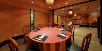 広々としたテーブル席で、本格中国料理を味わう | 【アニバーサリープラン】フカヒレや大海老・鮑料理など本格的な中国料理を堪能するディナーコース2種★ホテルクラウンパレス知立でとっておきの一日を