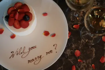 特別な夜を彩るプロポーズプランナーのサポートと特典 | 【1日一組限定！ホテル最上階から都内の夜景を眺めるプロポーズプラン】全国各地の厳選食材を使用したイタリアンディナーコース＋乾杯酒＋デザートプレート★専任プロポーズコンシェルジュによるサポート★