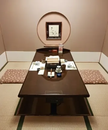 会話も弾むご両家だけのプライベート空間 | 【最大30名 個室確約･結納×顔合わせプラン】シルクのような名物湯葉と豆腐の贅沢お祝い懐石～寿～★四季の味覚と和の粋が織りなす個室懐石★泉ヶ丘駅より徒歩5分の好立地