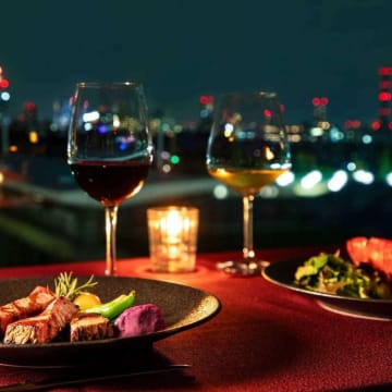 青山の夜景と共に迎える特別なプロポーズ | 【窓際席確約★プロポーズディナープラン】国産牛ステーキ含む贅沢ディナー全5皿＋乾杯スパークリング＋メッセージ付きプレート★ホテルアラマンダ青山の夜景で彩るロマンティックなひととき